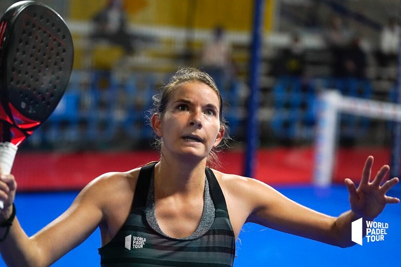 Alix collombon mirando la pelota