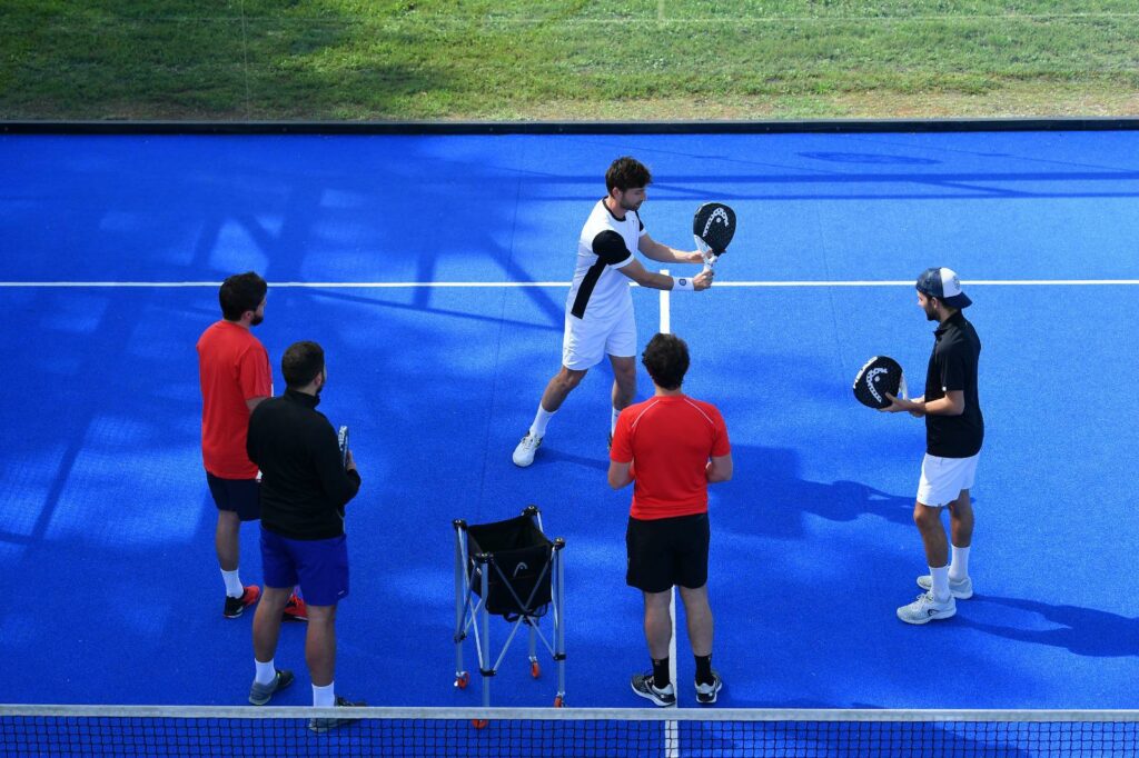 Jt Peyrou durante padel gran volée di rovescio padel