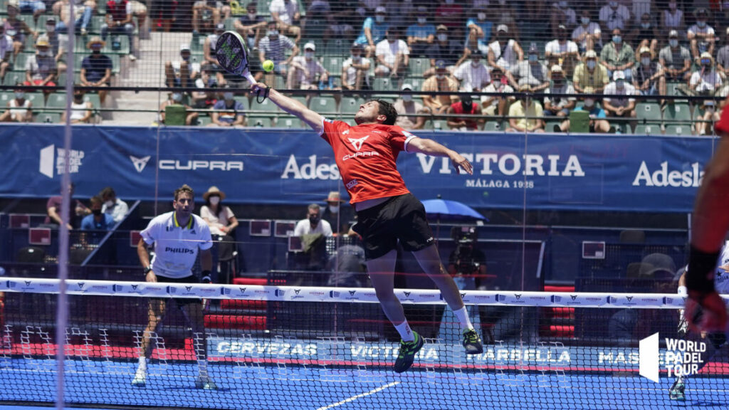 Augustin Tapia reprend la balle en l'air