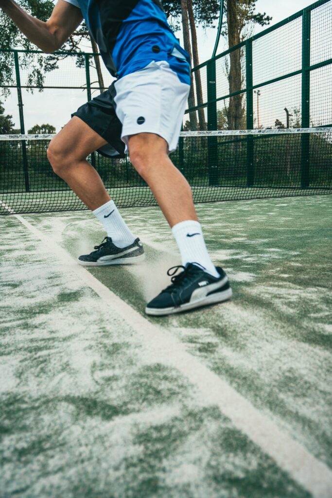 Spieler padel Rückhandvolleyunterstützung