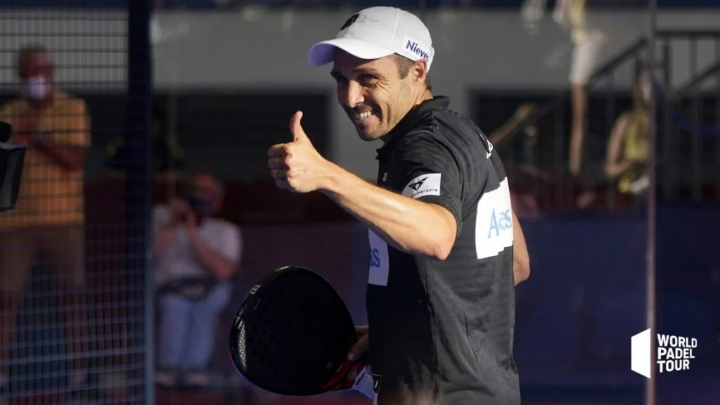fernando-belasteguin-cuartos-estrella-damm-las-rozas-open-2021_dsc3667-copia-1170x658 | Padel Magazine Bela quarts de finale de Las Rozas Open 2021 signe pouce de la main en souriant