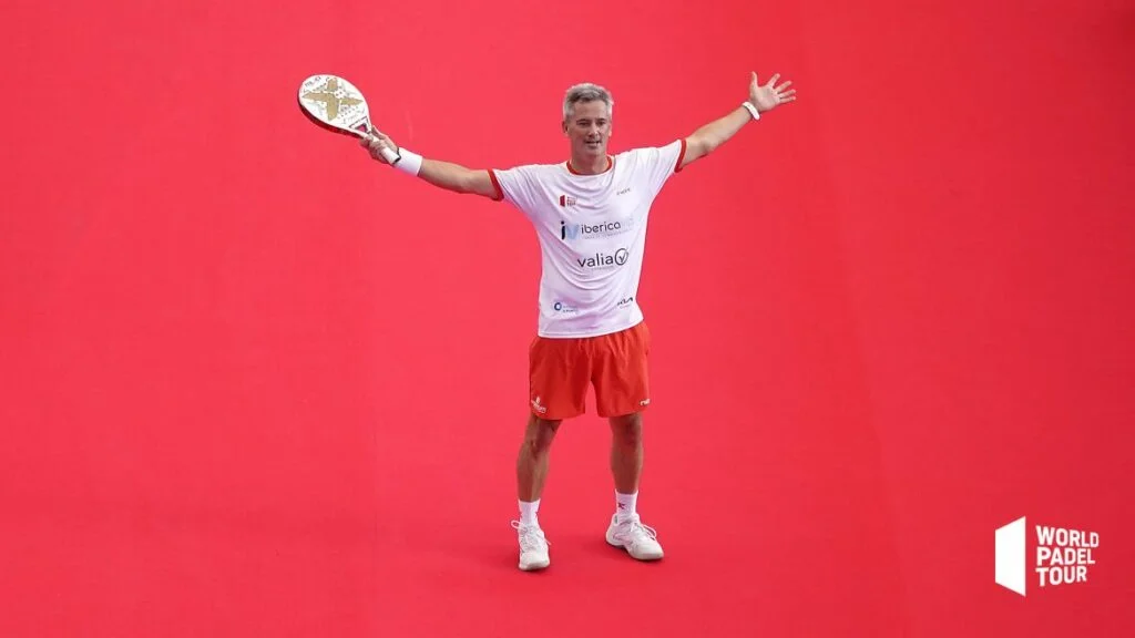 Miguel Lamperti célébrant la victoire les bras levés au ciel