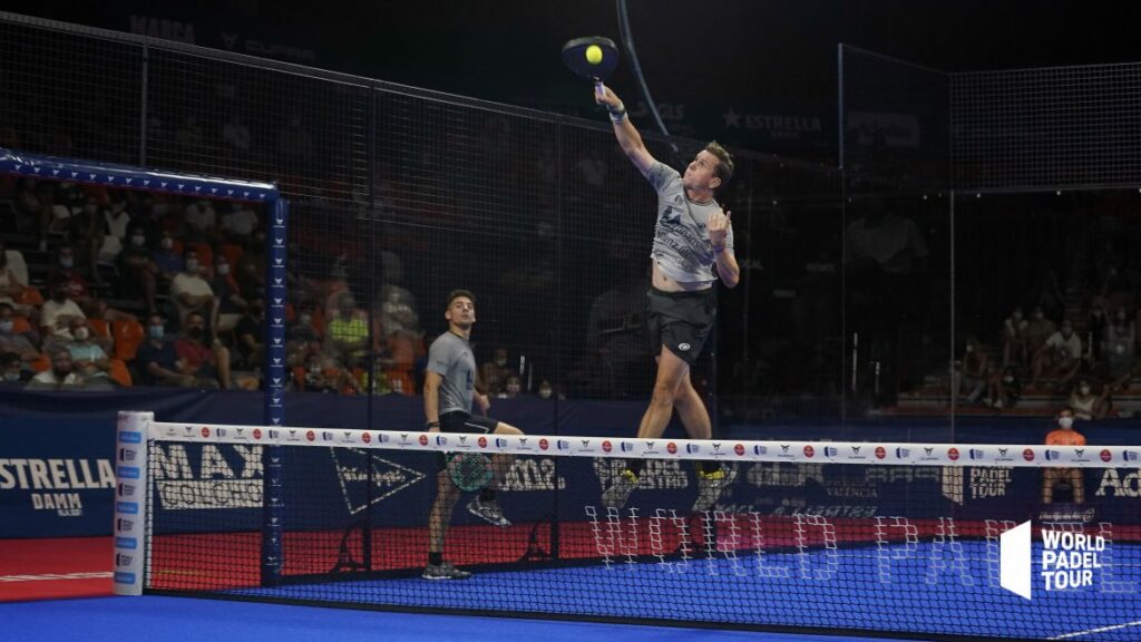 Paquito Navarro smatch in de lucht in de Ronde van 1 van de Valencia Open