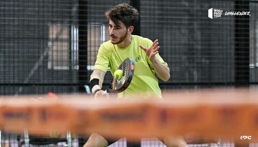 Thomas Leygue volée de revers WPT Calanda Challenger 2021 | Padel Magazine Thomas Leygue volée de revers WPT Calanda Challenger 2021