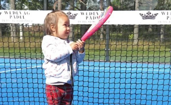 Les demandeurs d’asile testent le padel !
