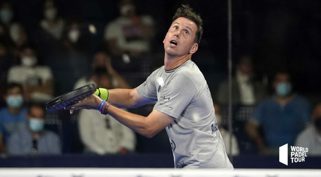 Paquito Navarro forbereder sig på at spike ved wpt malaga open