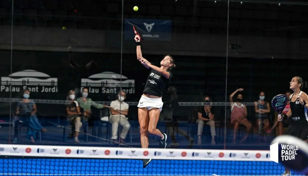 Alix Collombo reprenant balle haute