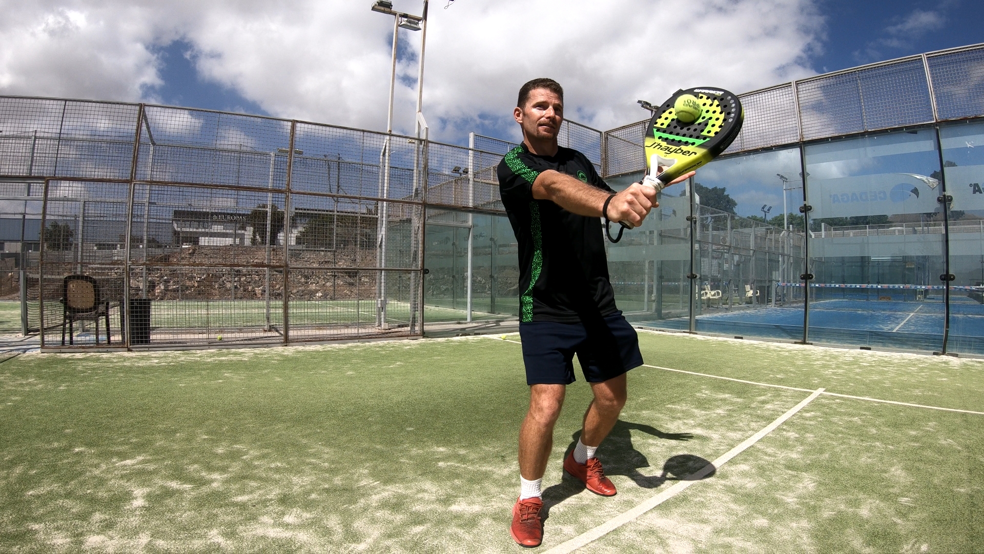 The basics of padel : the backhand volley