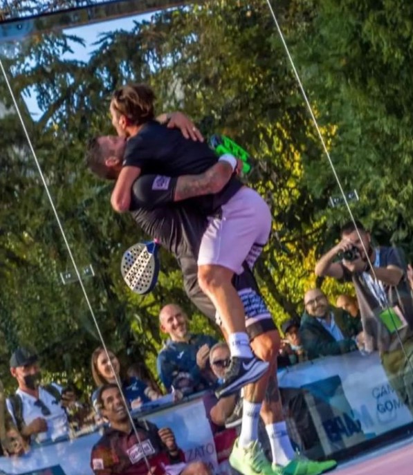 Marco Materazzi festeggia la vittoria padel