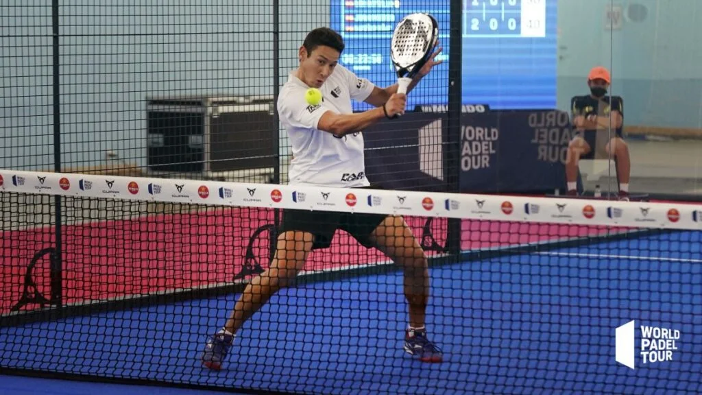 Uri Botello volée de revers minorque 2021 | Padel Magazine Uri Botello volée de revers minorque 2021