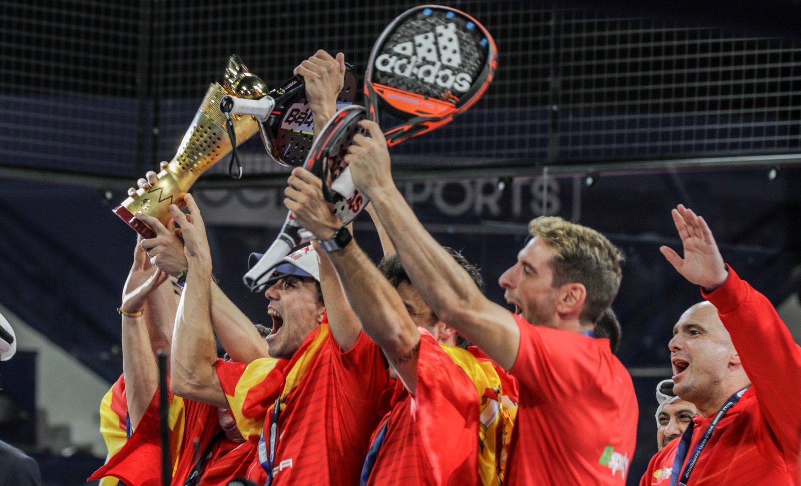 Hiszpańscy mistrzowie świata radości zwycięstwa padel Katar 2020