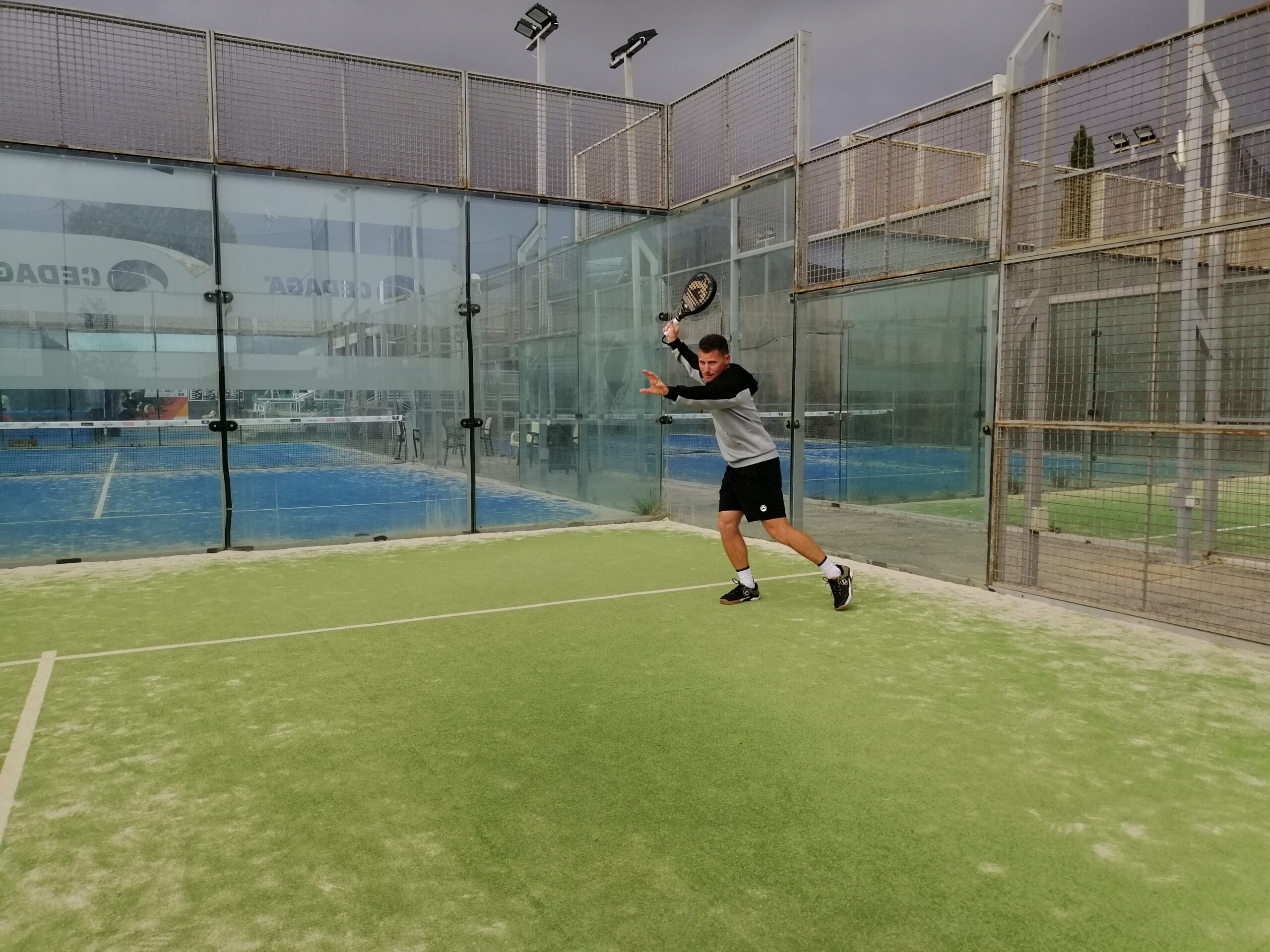 Technical padel : the forehand attack