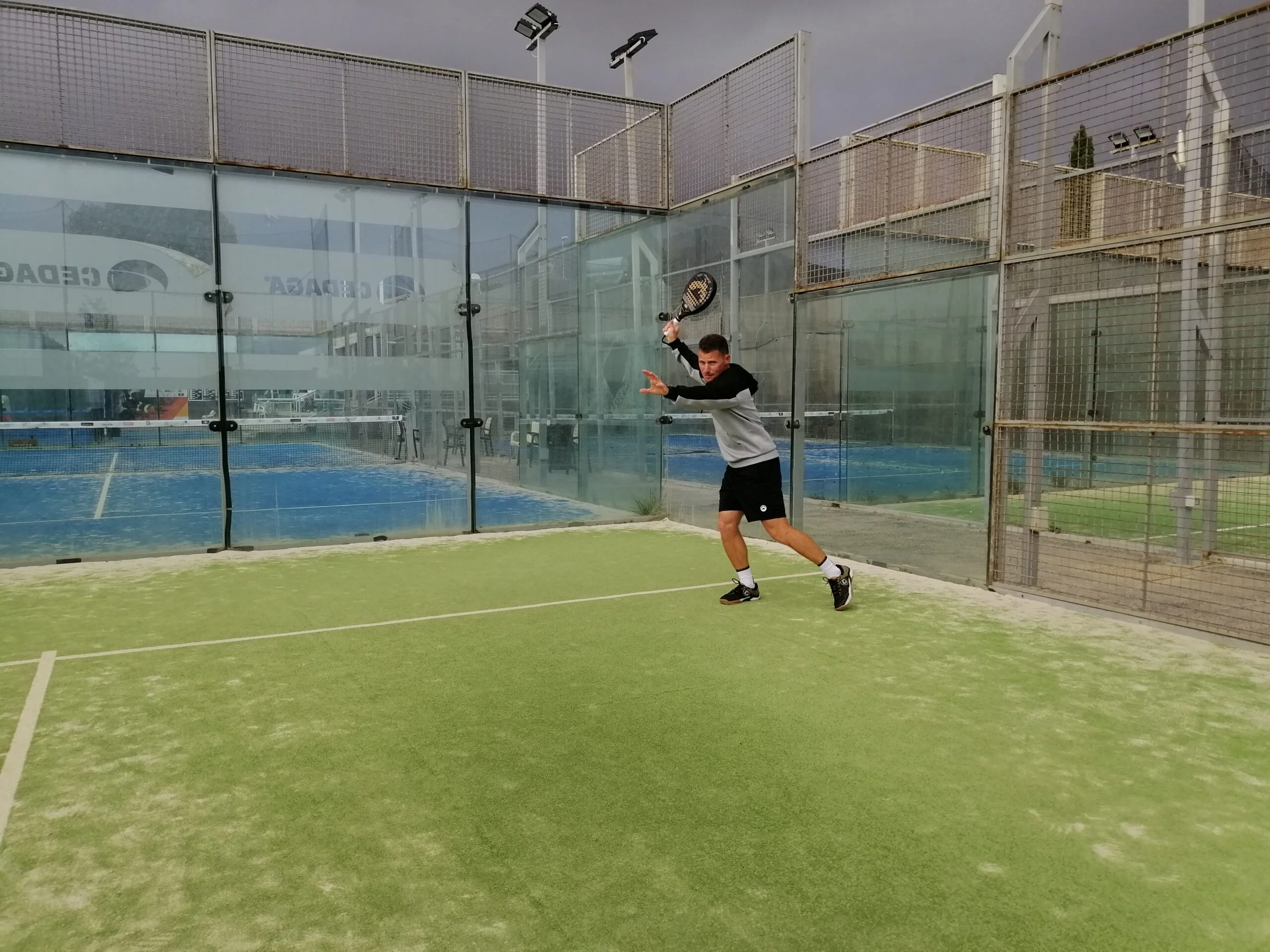 Technique padel : le coup droit d’attaque