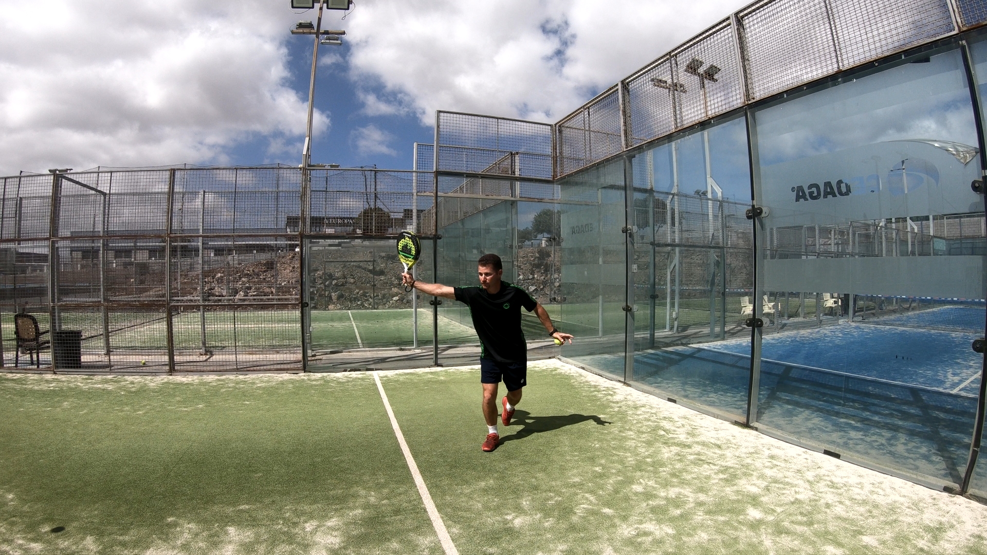 The basics of padel : the service