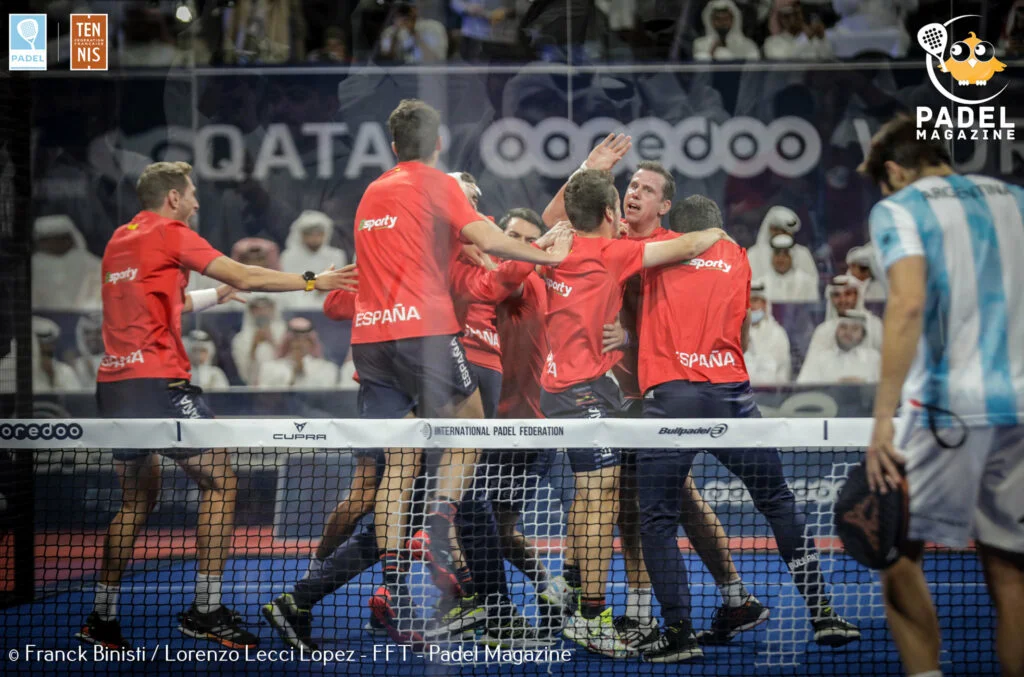 Célébration Espagne Mondial Qatar Bela tête basse