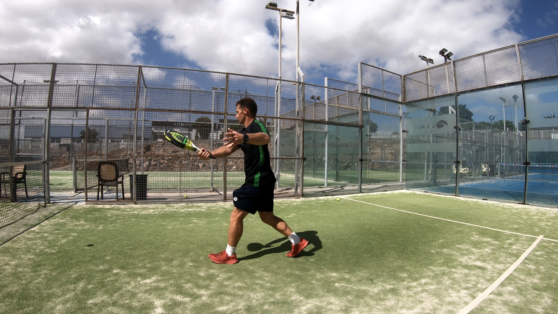 The role of the feet on the volleys padel