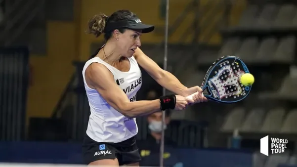 Marta Marrero revers d'attaque à deux mains | Padel Magazine Marta Marrero revers d'attaque à deux mains