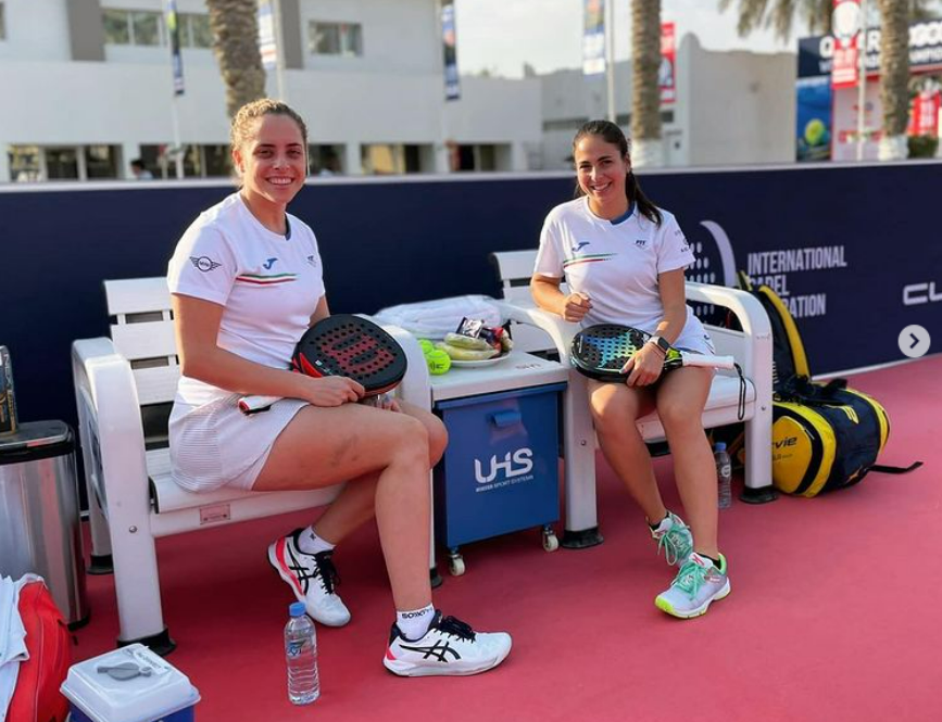 Chiara und Giulia Susarrello sitzen auf der Turnierbank