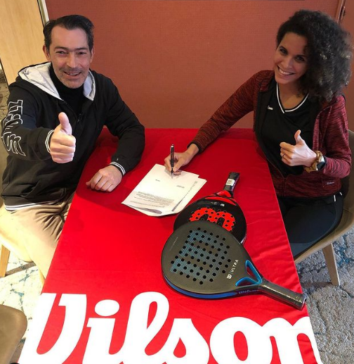 Melissa Martin firma Wilson Giordano