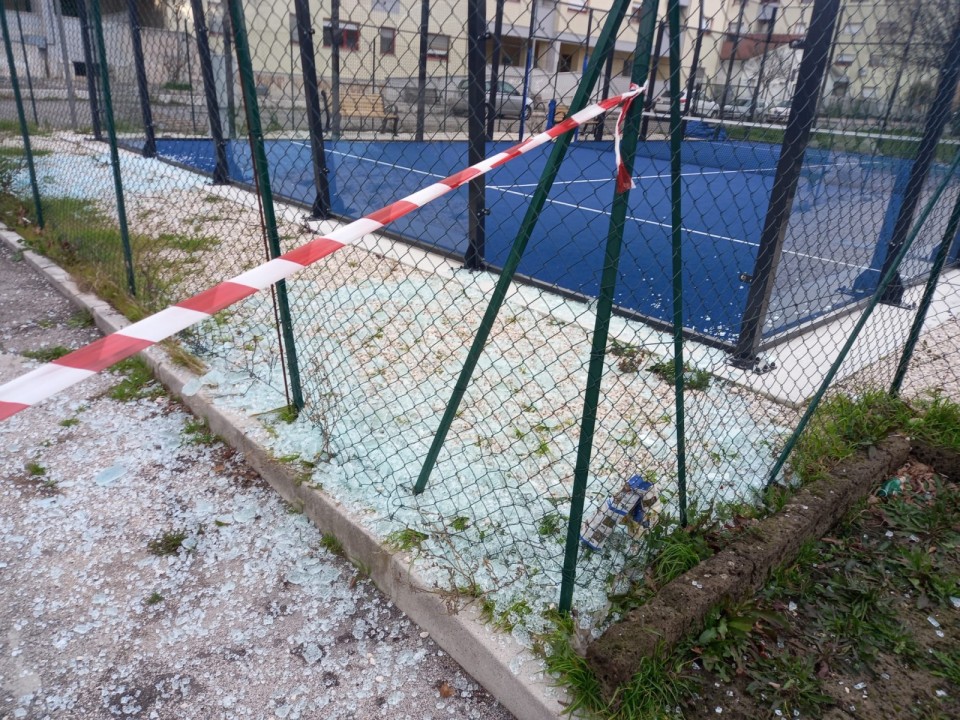 Finestra rotta dal vento di Sora padel