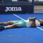 Juanlu Esbri Gonzalez fatigué pensif | Padel Magazine Juanlu Esbri Gonzalez fatigué pensif