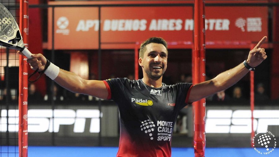 安德烈斯布里托斯 APT Padel 2022 年巡回赛布宜诺斯艾利斯举起双臂
