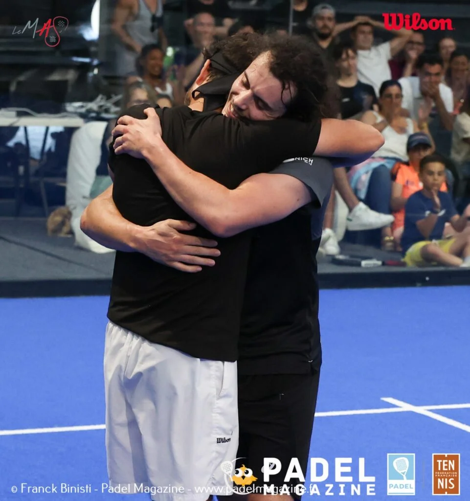 Manuel-Vives-Yann-Auradou-dans-les-bras-victoire-FFT-Padel-Tour-Perpignan-2022 | Padel Magazine