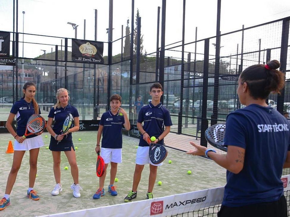 Passanties padel/tennis Barcelona – Deixa pas als joves aquest estiu!