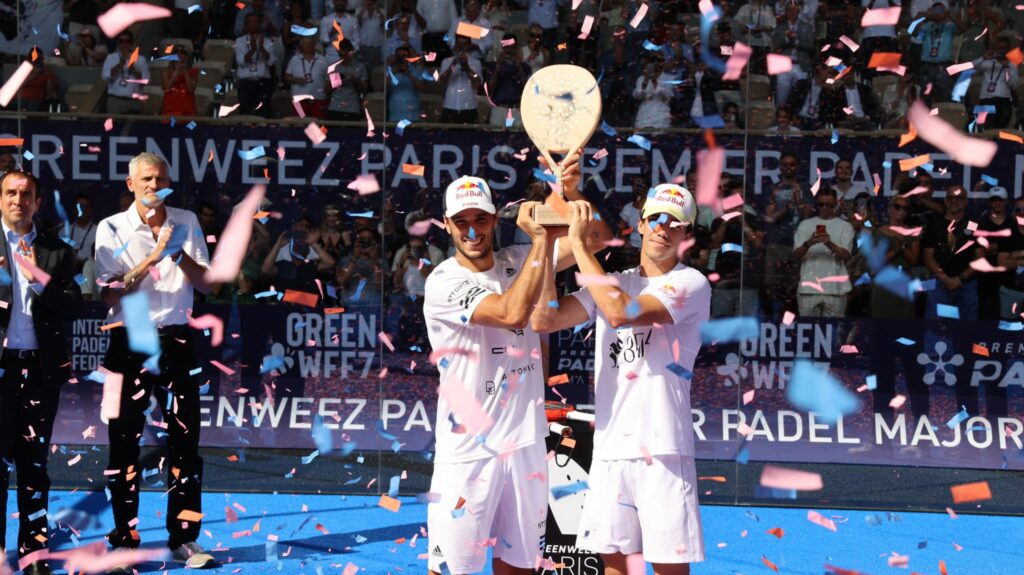Ale Galan und Juan Lebron heben den Pokal Greenweez Paris Premier Padel Major