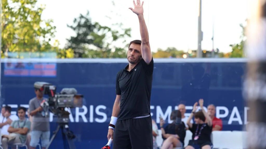 Belasteguin-main-levee-roland-garros-padel-2022-public | Padel Magazine Belasteguin-main-levee-roland-garros-padel-2022-public