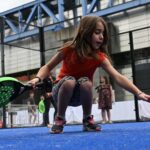 dziecko podnosi piłkę padel miasto nauki 2022