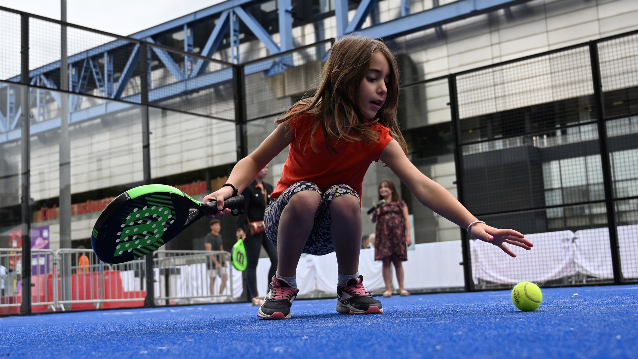 lapsi poimii pallon padel tiedekaupunki 2022
