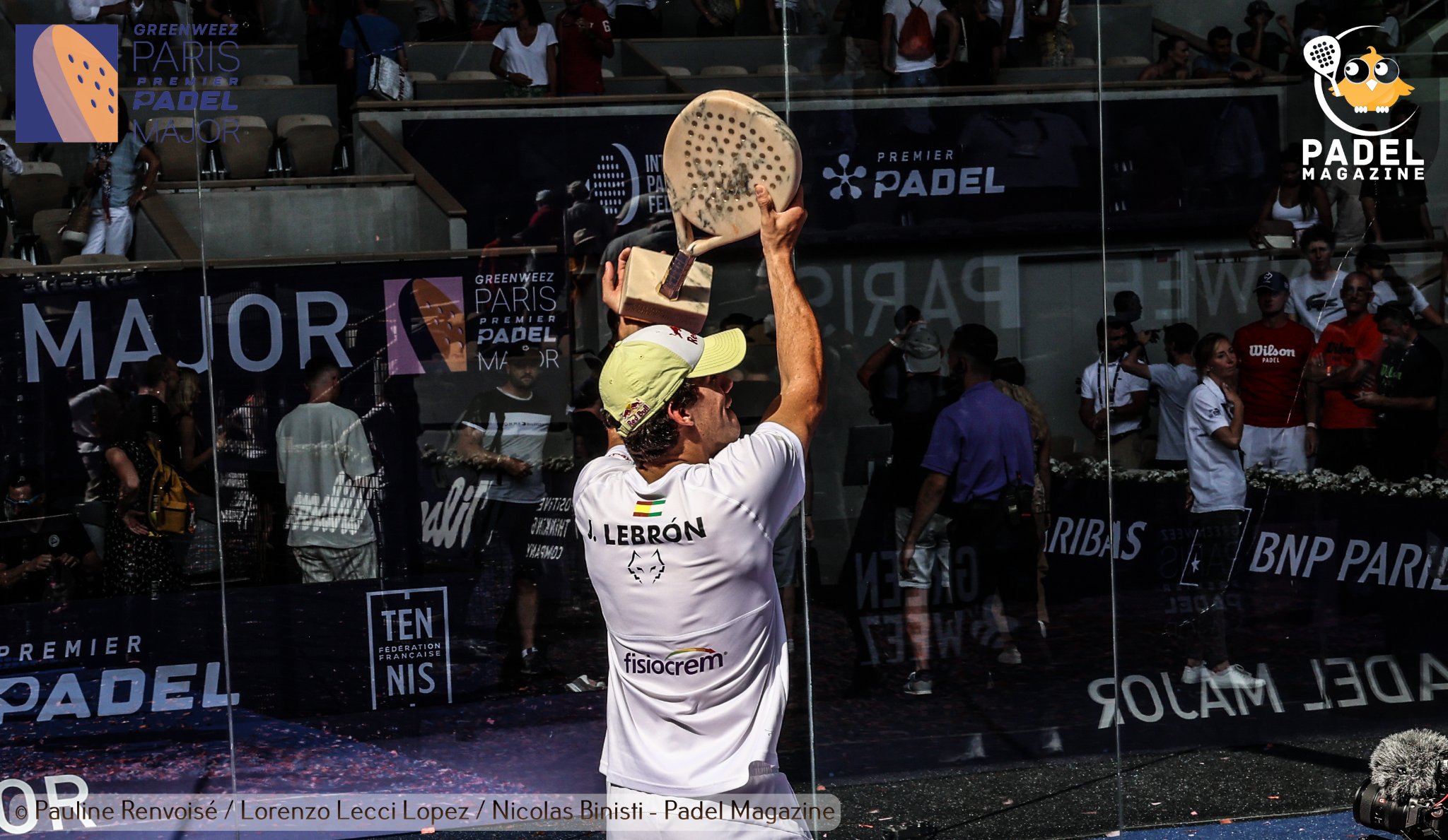 Juan Lebron levanta o troféu