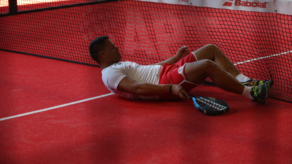 joueur par terre Cupra Padel Point Tour Beausoleil