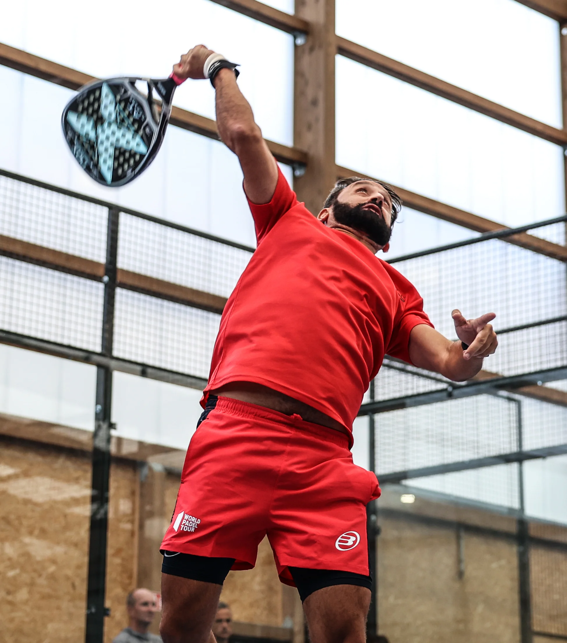 Cyril Hanouna smash padel