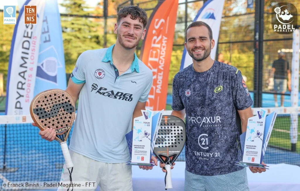 Bastien Blanqué et Thomas Leygue photo trophée P2000 Pyramides 2022 | Padel Magazine Bastien Blanqué et Thomas Leygue photo trophée P2000 Pyramides 2022