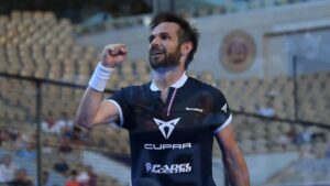 Ben Tison serre poing