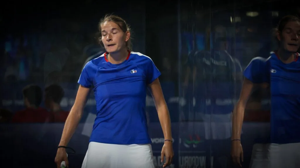 Alix-Collombon-yeux-fermes-2022-Dubai-France-Mondiaux | Padel Magazine