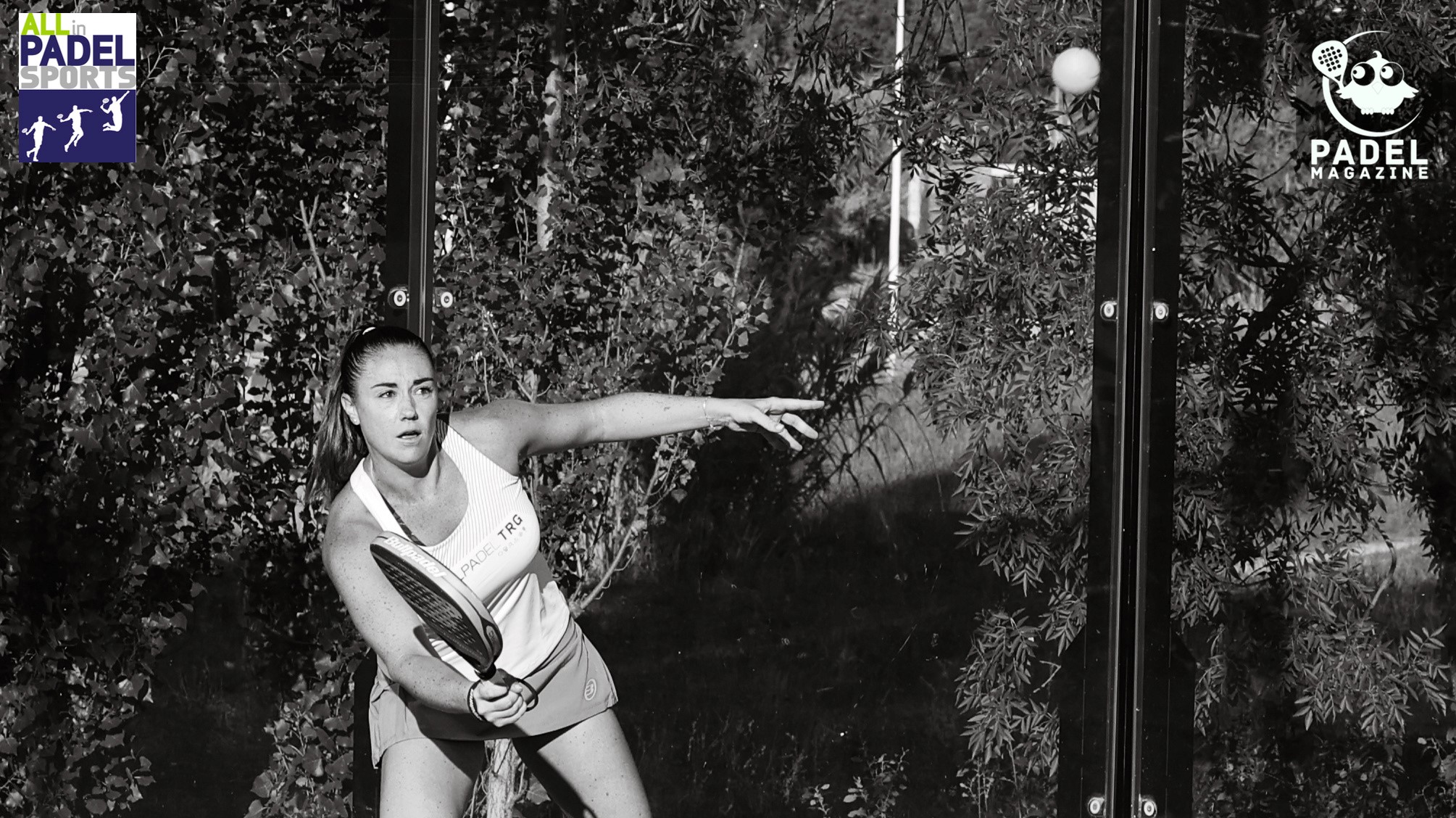 Laura Clergue lob P1000 black and white all in padel sports
