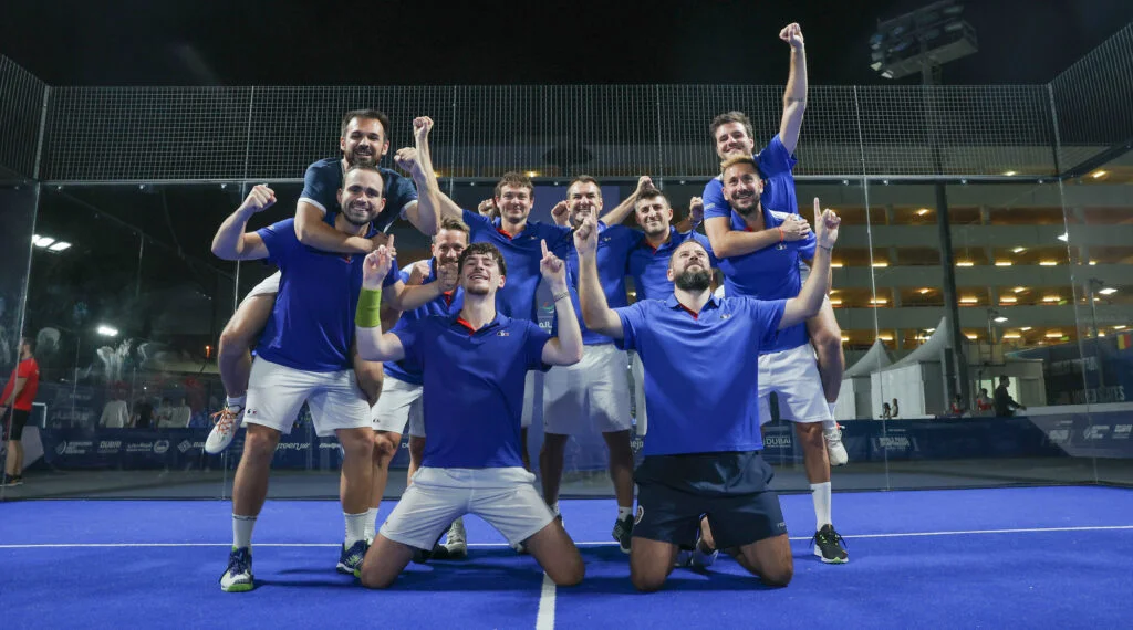 Equipe de France joie victoire Belgique hommes Mondial 2022 | Padel Magazine Equipe de France joie victoire Belgique hommes Mondial 2022