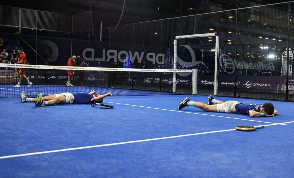 Blanque-Leygue-au-sol-victoire-medaille-bronze-Mondial-2022 | Padel Magazine