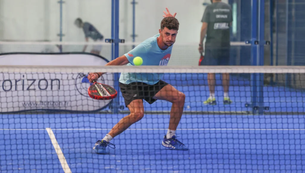 volée de revers Miguel Semmler padel arena