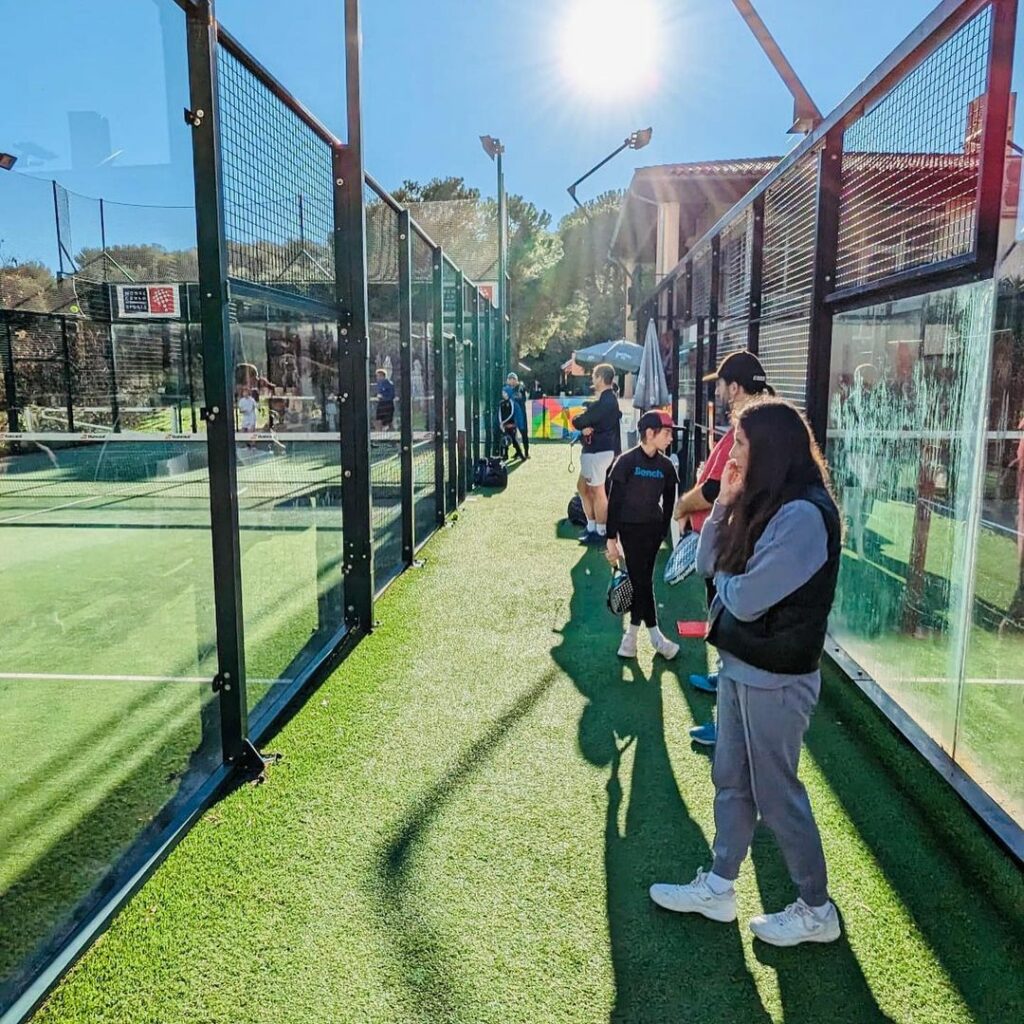 Turnaus-vanhemmat-lapset-tennis-padel-Aurinko