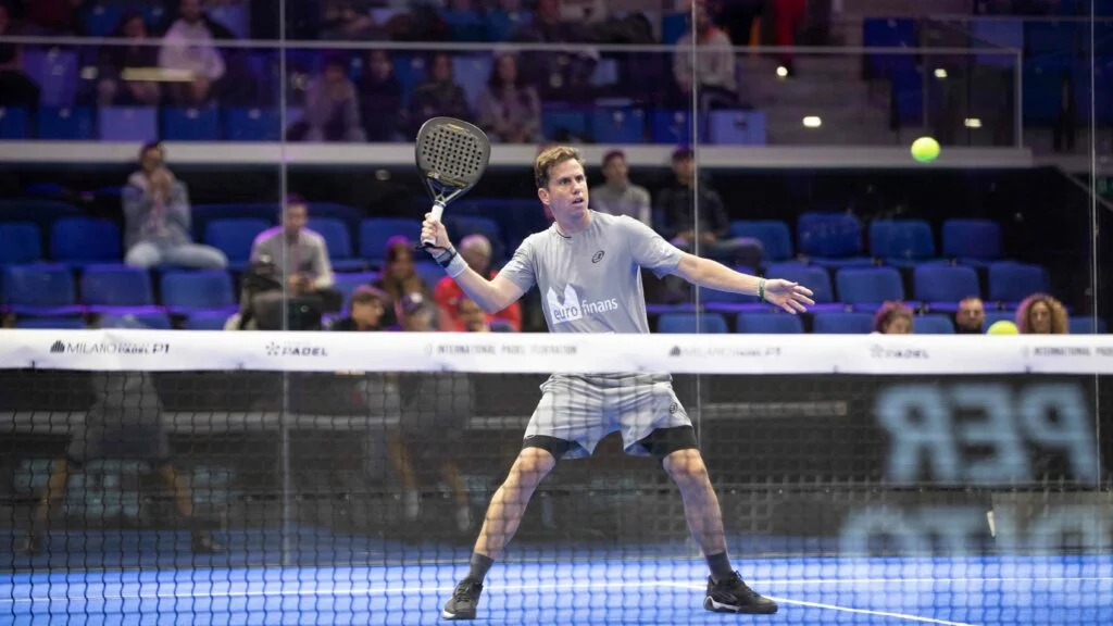 Paquito Navarro volée de coup droit droite Milano 2022 | Padel Magazine Paquito Navarro volée de coup droit droite Milano 2022