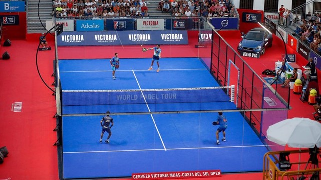 Layout of a pitch and players padel