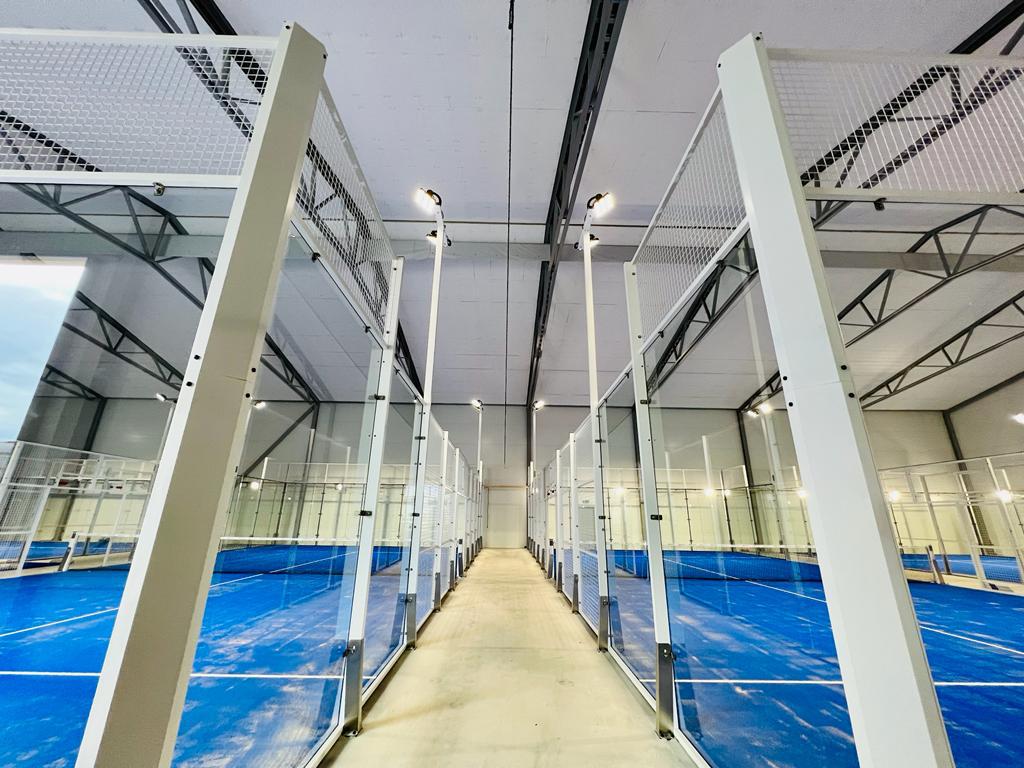 france padel CORREDOR D'ACER BLANC AMB AJUSTE VISIBLES | Padel Magazine france padel CORREDOR D'ACER BLANC AMB AJUSTE VISIBLES