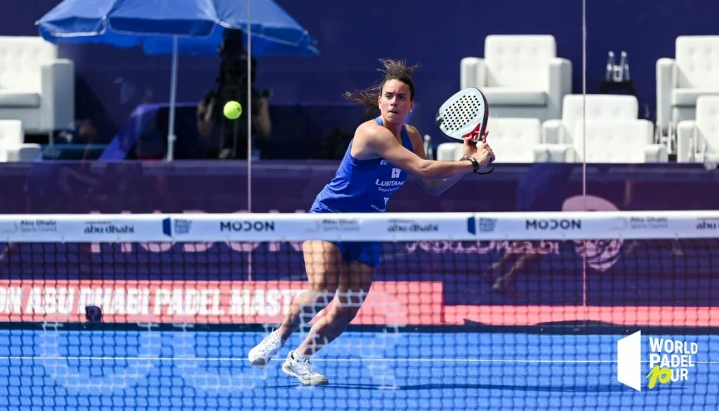 Sofia-Araujo-volee-de-revers-abu-dhabi | Padel Magazine