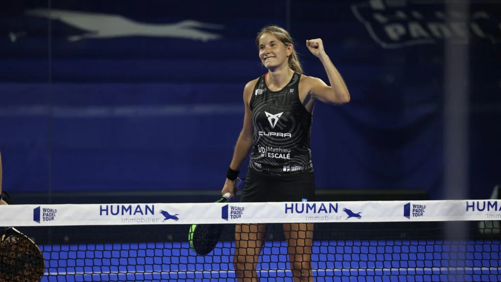 Alix Collombon poing levé