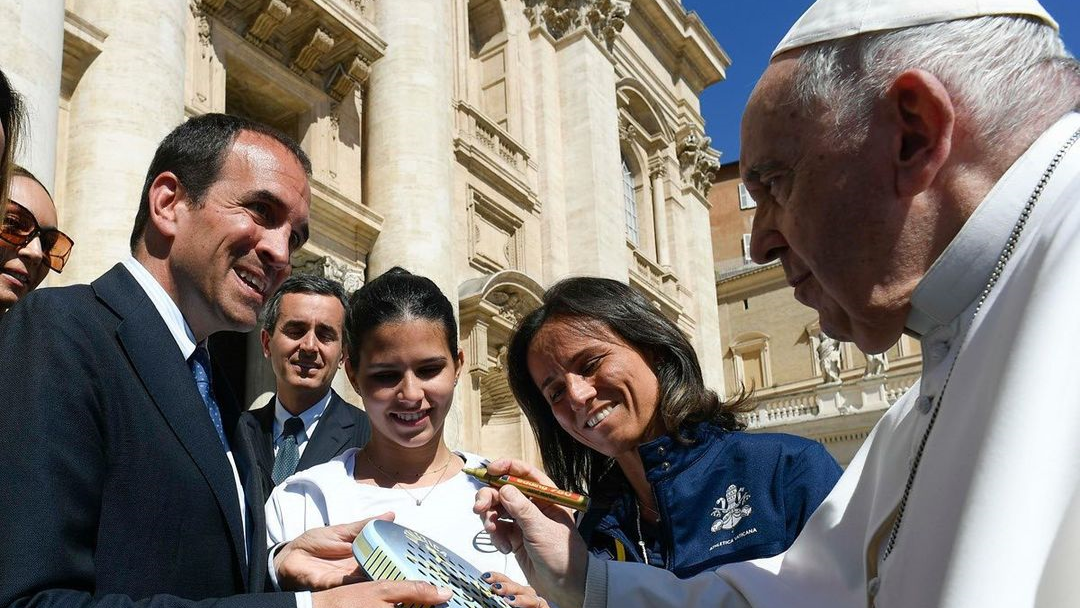 A raquete padel assinado pelo papa leiloado