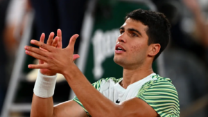 Carlos Alcaraz applaudissements